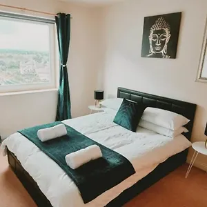 https://staywelcome-stylish-apartment-near-heathrow-skyline-views.brighton-hotels-england.com